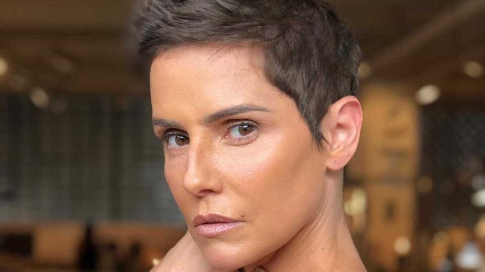 Deborah Secco é internada às pressas em hospital de SP