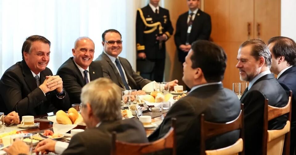 Bolsonaro entrega carta a Alcolumbre defendendo a reforma administrativa votada na Câmara