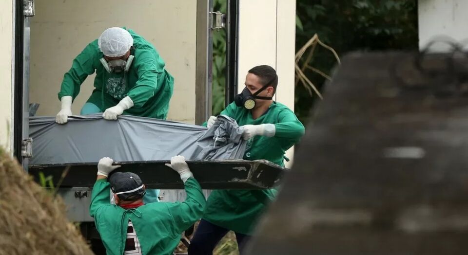 Sem espaço no IML, governo aluga caminhão-frigorífico para armazenar corpos de detentos mortos em massacre no AM
