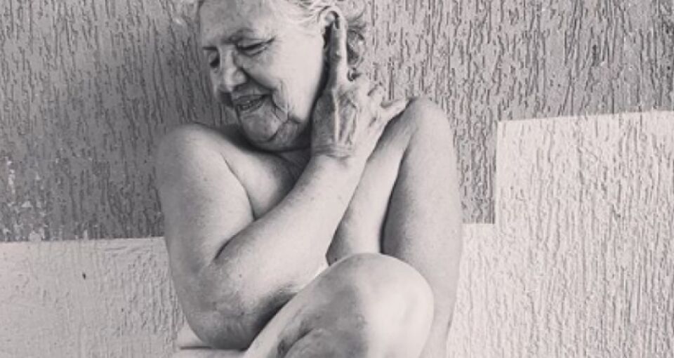 Avó de 72 anos recria fotos nuas feitas pela neta e ganha muitos elogios- fotos