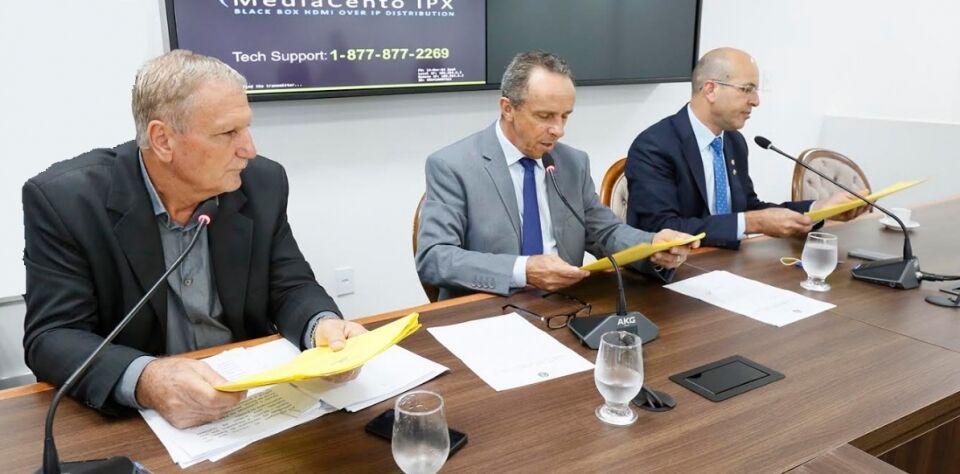 Comissão de Educação distribui matérias e anuncia levantamento da situação das escolas estaduais