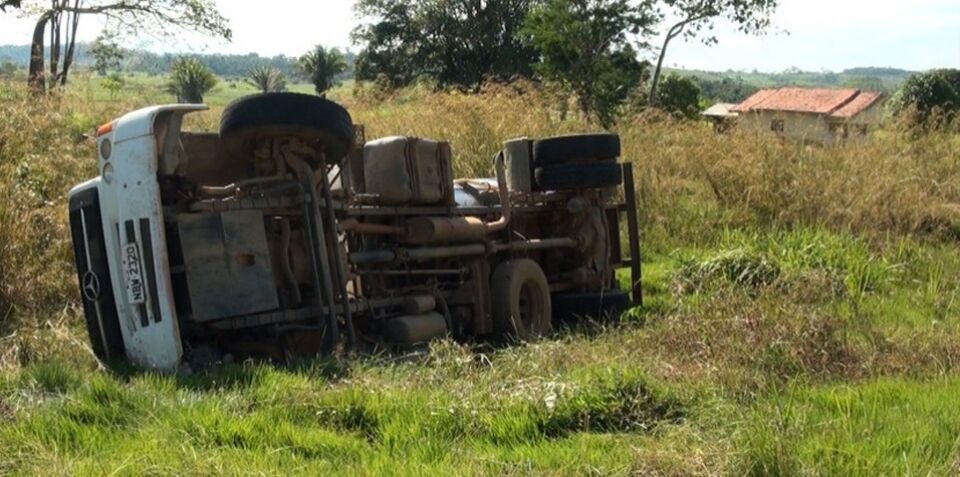Motorista tomba caminhão para evitar colisão com carreta na BR-364