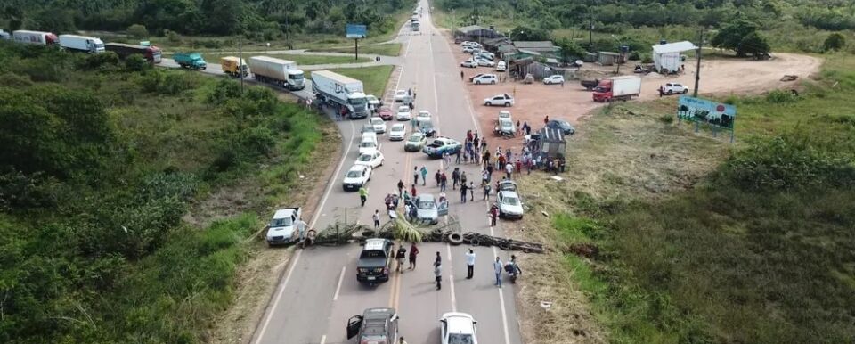 BR-364 e BR-425 seguem interditadas pelo 2° dia devido a protesto entre Rondônia e Acre