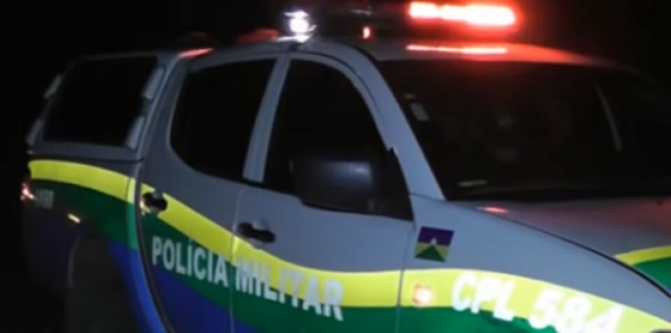 Dupla armada invade oficina de motos e rouba diversos objetos das vítimas