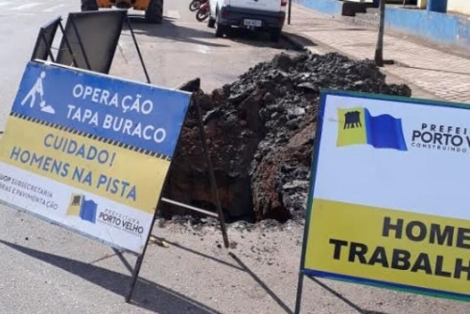 Prefeitura realiza trabalho de escoamento de águas no entorno do mercado central