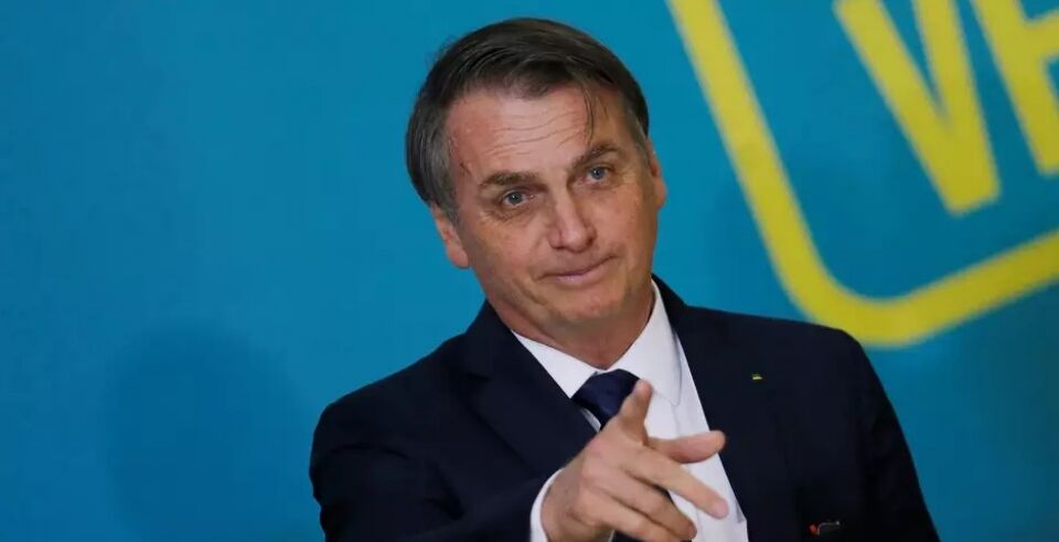 Bolsonaro defende filho e diz que Queiroz deve se explicar