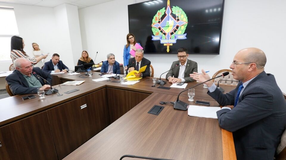 Deputado denuncia máfia na saúde e vai examinar projeto de agendamento médico de pacientes