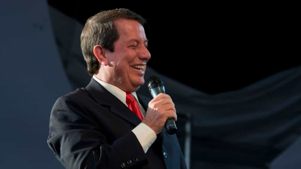 Governo concede passaporte diplomático ao pastor RR Soares