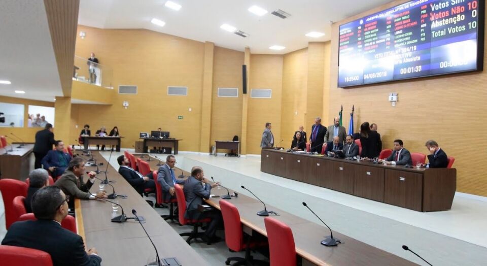 Deputados derrubam veto e instituem piso salarial para advogados de empresas privadas