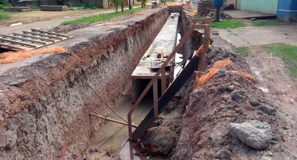 Obras de drenagem paradas dificultam o trânsito na Avenida Mamoré em Porto Velho