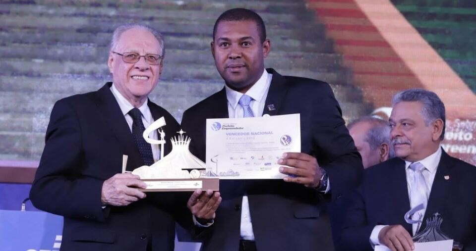 Prefeito de Monte Negro ganha prêmio nacional de Prefeito Empreendedor do Sebrae em Brasília