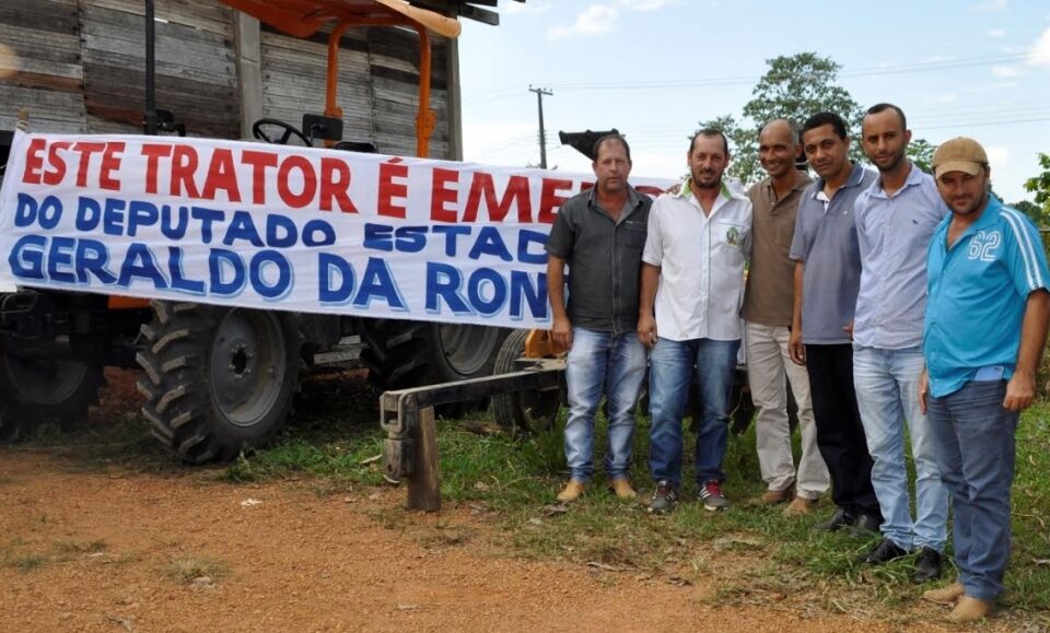 Geraldo da Rondônia contempla Vale do Anari com trator agrícola