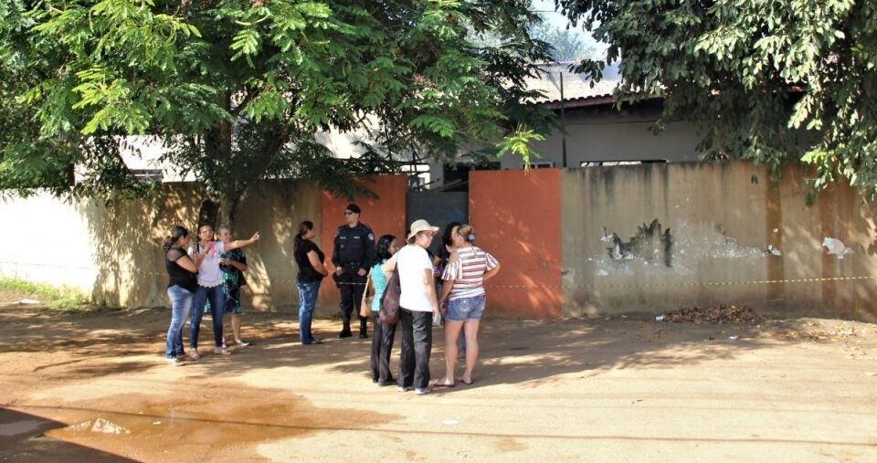 Após bloqueio da BR-364 pais recebem garantia da escola queimada reabrir em 45 dias.