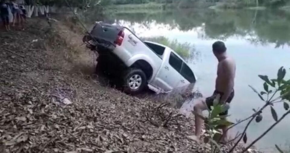 Proprietário esquece sua caminhonete desengatada, ela desce e vai parar dentro de lagoa em Rondônia