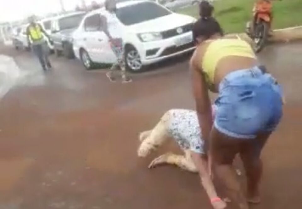 Mulheres saem no tapa por suposta traição e xingamento em rede social