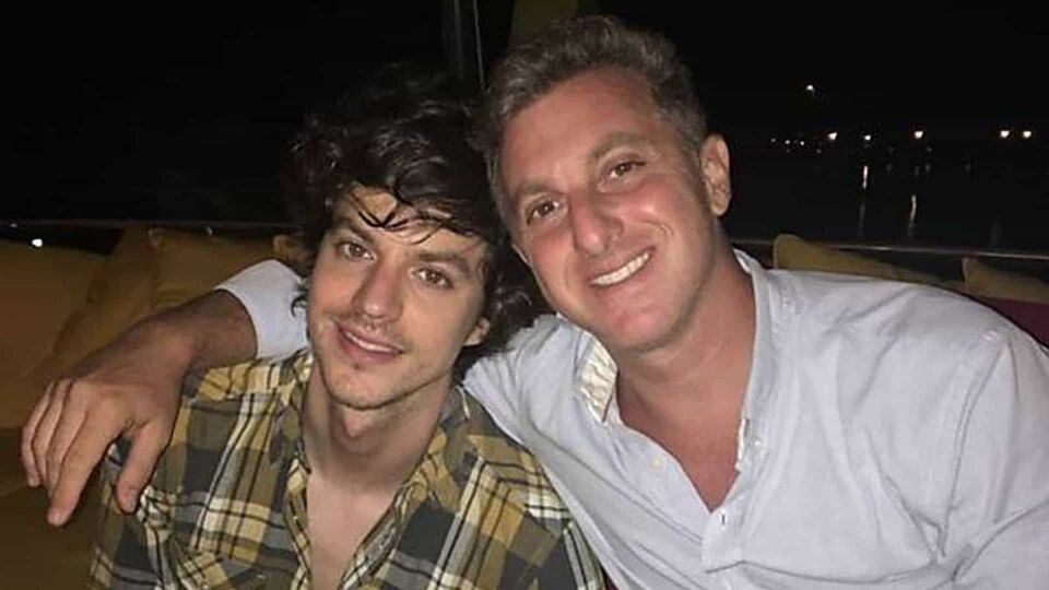Irmão de Luciano Huck apresenta namorado e comemora saída do ‘armário’