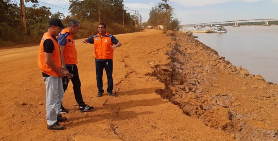 Vídeo: Defesa Civil vistoria trecho com rachaduras na Estrada do Belmont, em Porto Velho