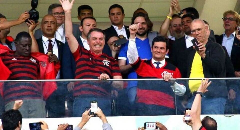 Moro é aplaudido em estádio de futebol