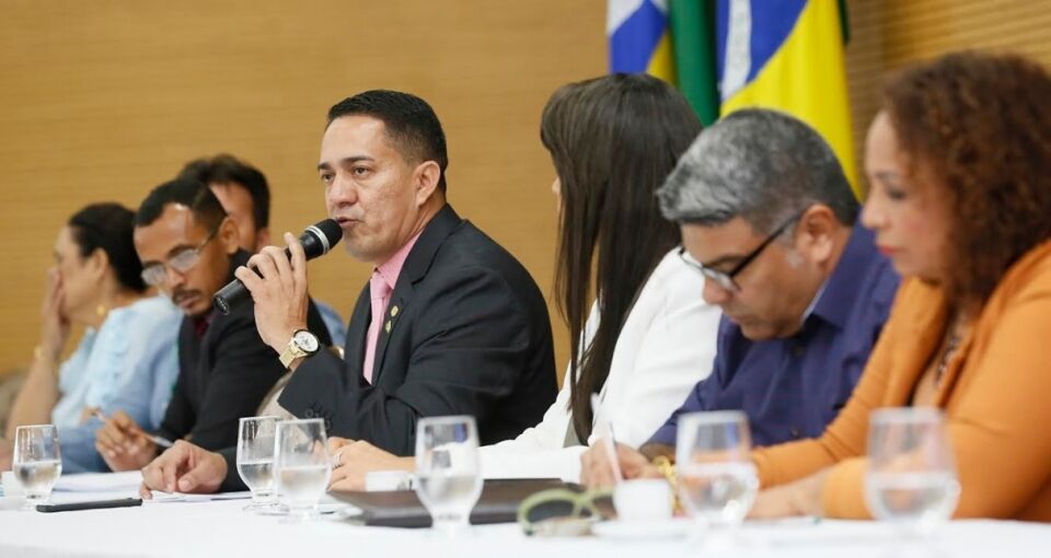 Eyder Brasil debate gestão dos custos do SUS em audiência pública