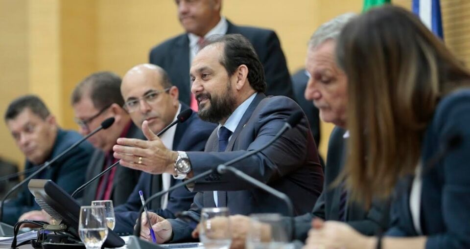 Entidades e associações recebem leite da Escola do Legislativo