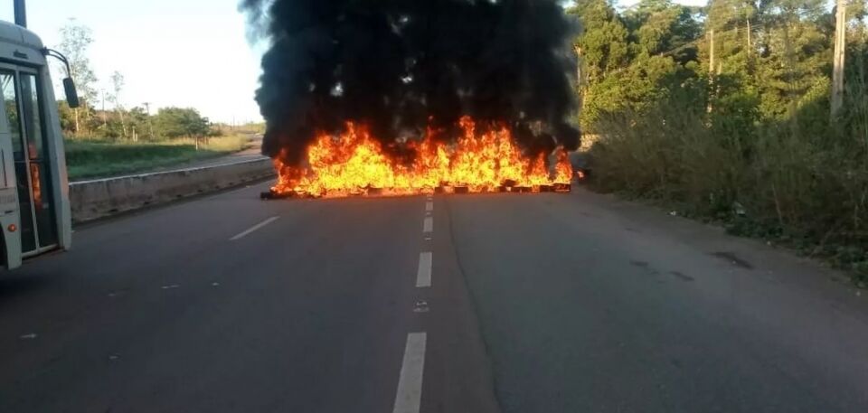 Homens encapuzados ateiam fogo em pneus e tentam interditar BR-364, em Porto Velho