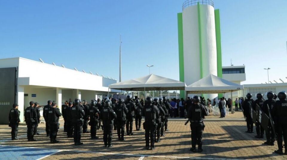 Governador Marcos Rocha faz homenagem a agente penitenciário ao entregar Unidade Prisional, em Porto Velho