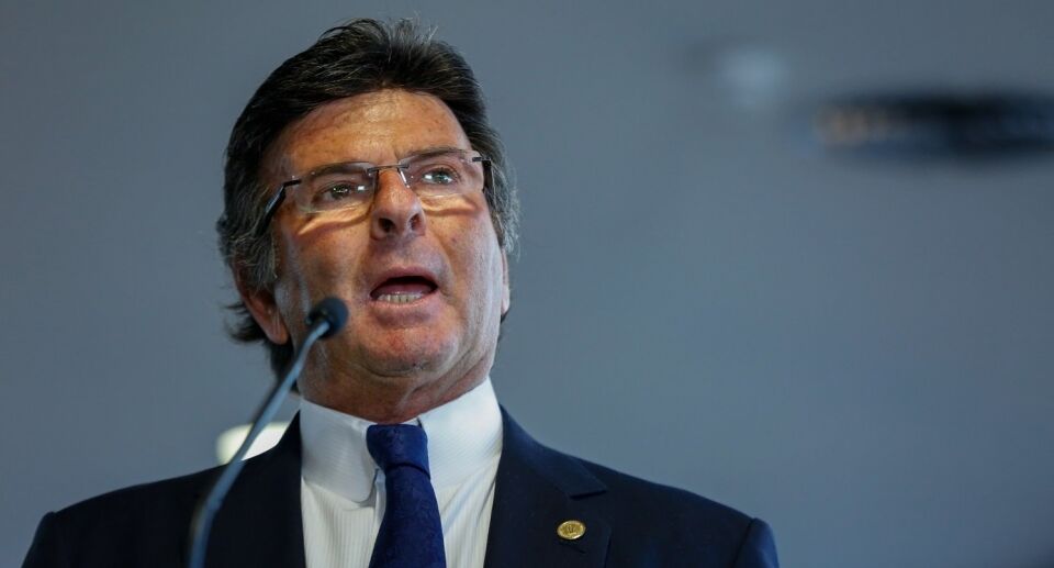 Ministro do STF é ovacionado em voo e passageiros gritam: “In Fux we trust”