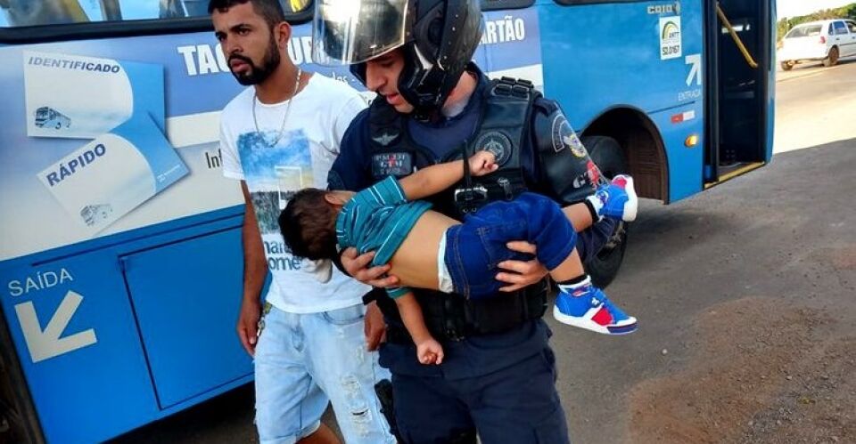 Menino de 2 anos tem parada cardíaca em ônibus e é salvo pela PM