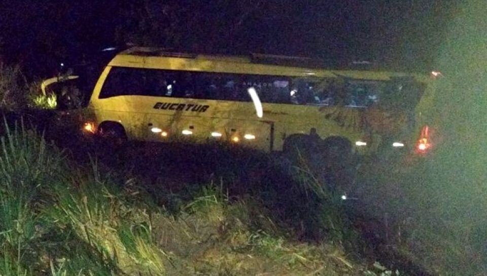 Ônibus da Eucatur com 30 passageiros capota na BR-364 e deixa vários feridos