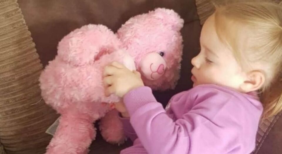 Menina de 2 anos que perdeu a mãe ouve a voz que a mãe deixou gravada em um ursinho