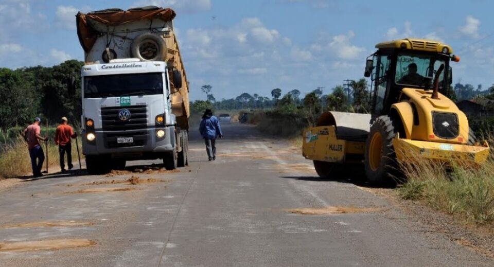 Deputado Geraldo da Rondônia acompanha trabalho de tapa buraco na rodovia de acesso a Cujubim, reivindicação de seu gabinete