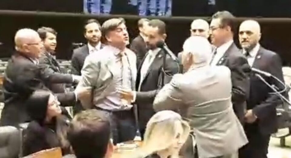 Deputados brigam no plenário após fala sobre aposentadoria