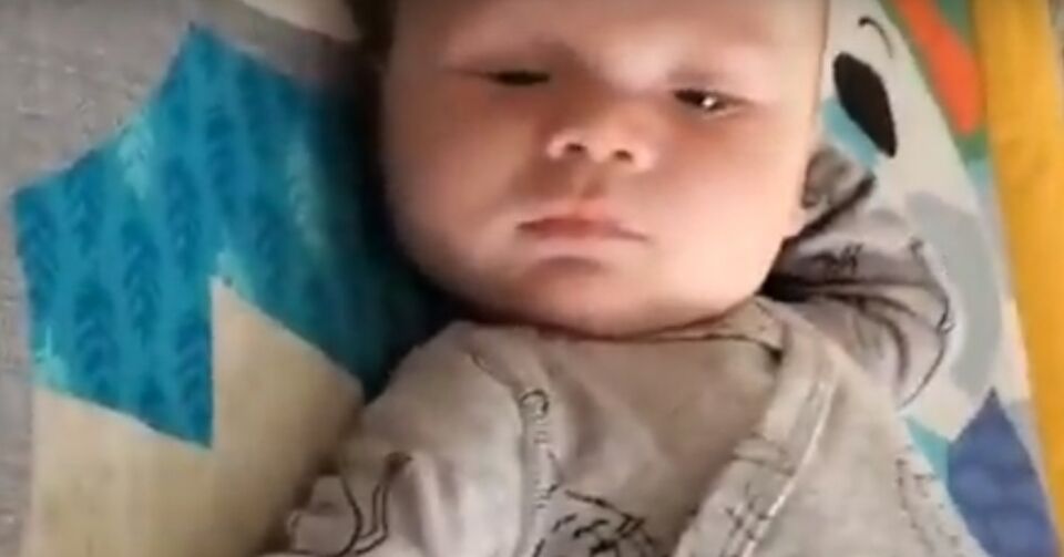 Bebê de dois meses diz suas primeiras palavras e assusta familiares