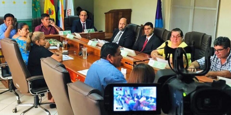 Crispin discursa no parlamento de Santíssima Trinidad, na Bolívia para estreitamento de relações comercias entre os países