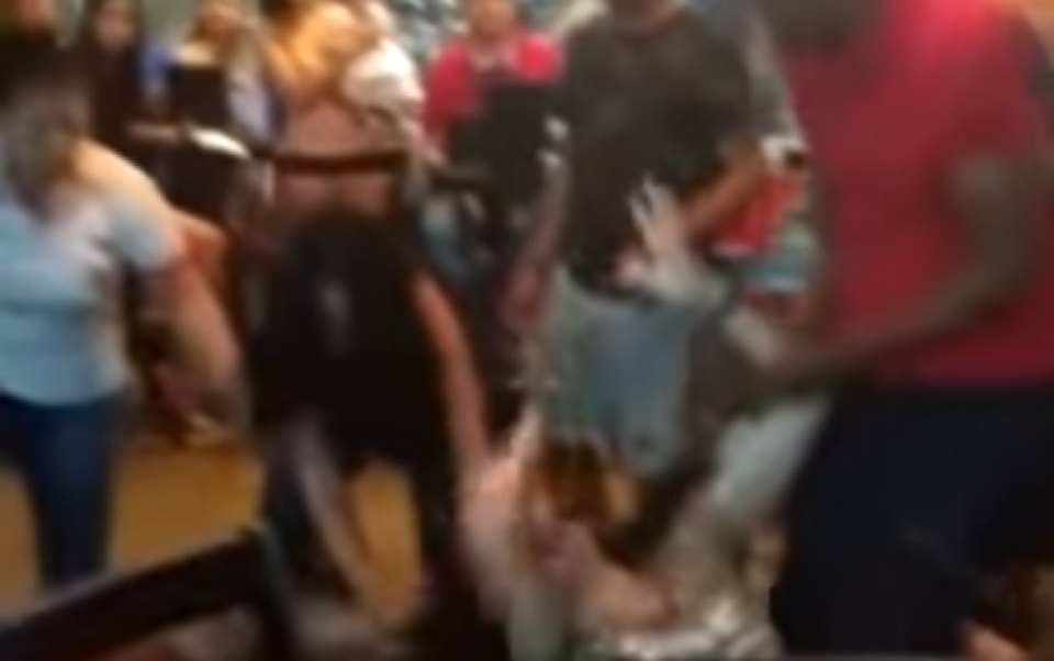 Mulher flaga namorado em ato sexual com outra e pancadaria come solta em coveniência