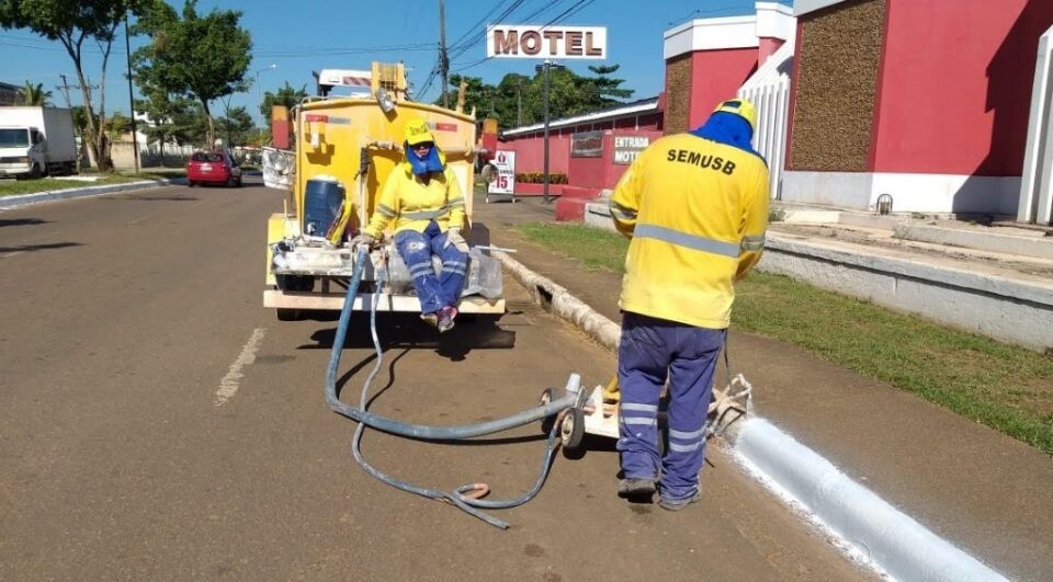 Prefeitura realiza pintura em avenidas da cidade