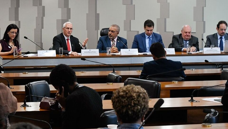 Brasil está entre os piores países do mundo para trabalhador, aponta debate