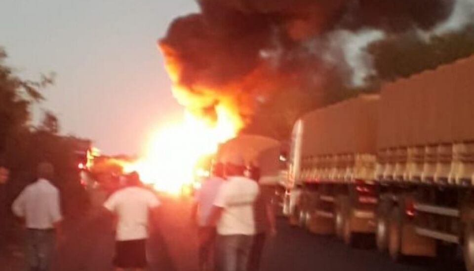 Caminhão explode na BR-364 e motorista morre tragicamente carbonizado