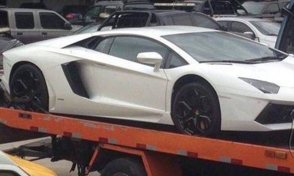 Justiça manda leiloar Lamborghini de Eike e lancha de Cabral