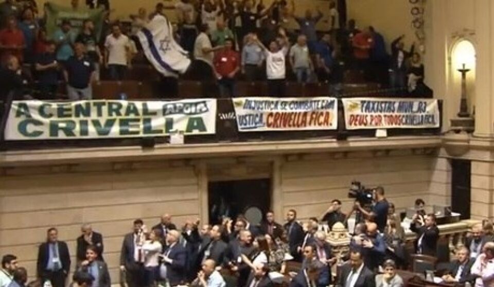 Vereadores rejeitam pedido de impeachment contra Crivella