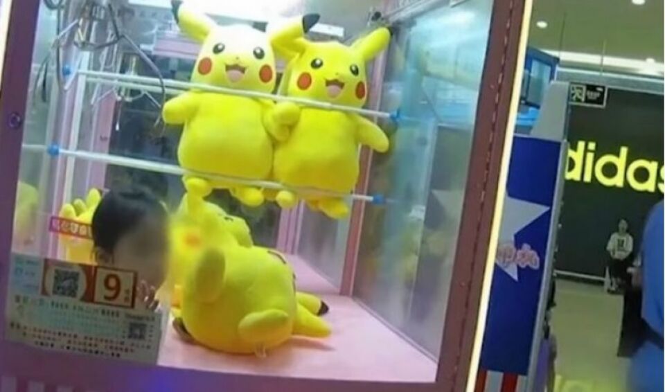 Menina fica presa em máquina de brinquedos ao tentar 'capturar' Pikachu