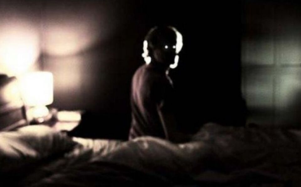 Homem filma ser sombrio em seu quarto durante a noite