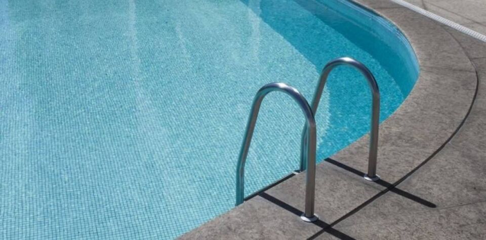 Jovem aceita convite para tomar banho de piscina e é estuprada