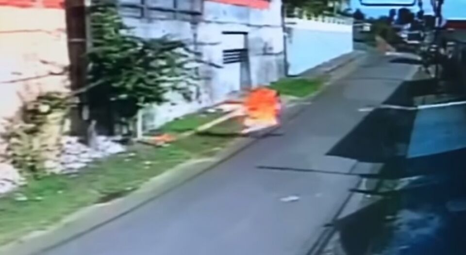 Homem 'pega fogo' ao manusear álcool com cigarro aceso;