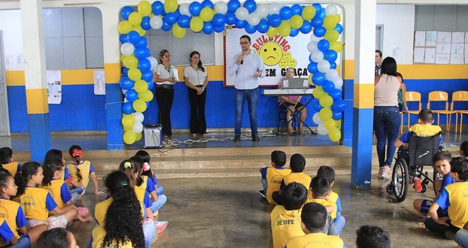 Deputado Anderson entrega centrais de ar condicionados em escola no bairro Nova Esperança