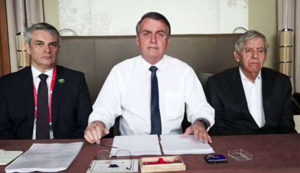Bolsonaro diz que ‘é brincadeira’ relacioná-lo à cocaína em avião da FAB