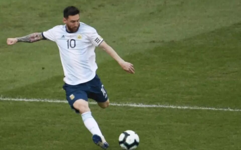 Messi diz que gramados brasileiros são "uma vergonha"