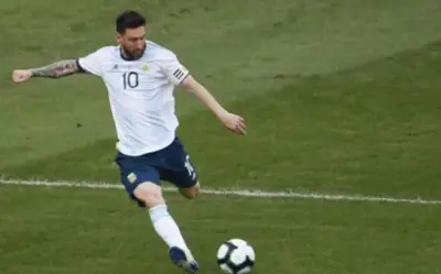 Messi diz que gramados brasileiros são "uma vergonha"
