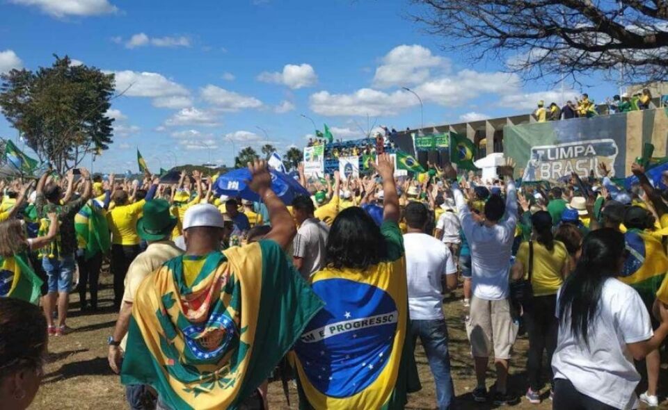 Bolsonaro e Moro comentam atos em apoio à Lava Jato