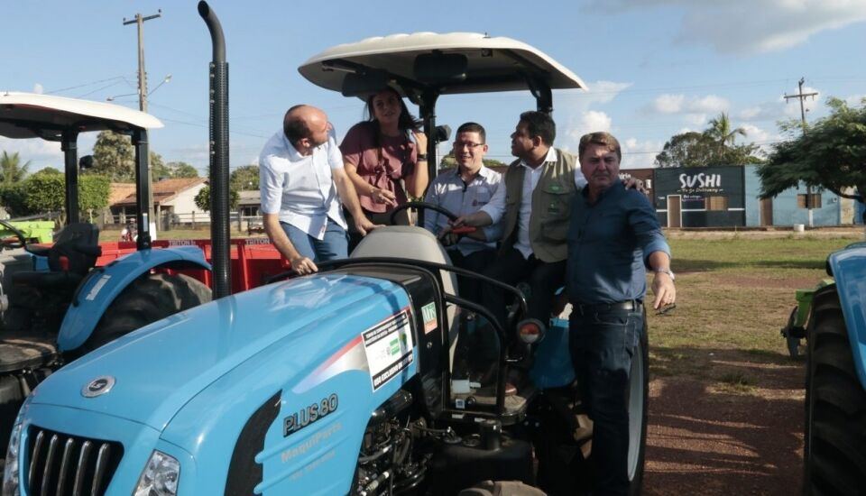 Governo entrega equipamentos a agricultores de Nova Mamoré